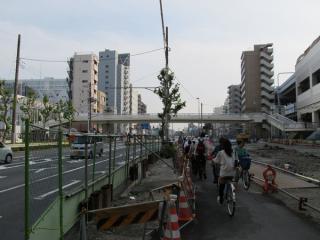 第一京浜をまたぐ新しい歩道橋。手前にある砂利の部分が旧歩道橋の跡。