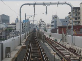 京急蒲田～雑色間の下り線敷設状況。軌道敷設がほぼ完了し、信号・電気設備の工事に移っている。