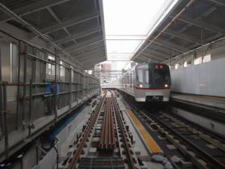 糀谷駅高架ホームから羽田空港方向を見る。下り線の軌道敷設が進む。
