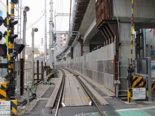 糀谷駅羽田空港方の踏切から地上へ降りる高架橋を見る。