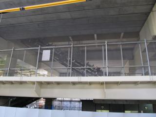 中2階部分はエスカレータの設置工事が開始された。