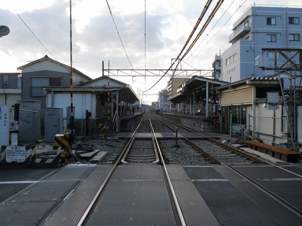 東門前駅の小島新田方にある踏切からホームを見る。