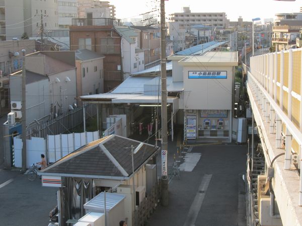 駅舎が京急川崎方に移転した小島新田駅。
