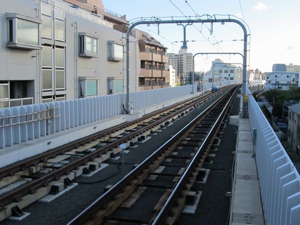 雑色駅のホーム端から横浜方面を見る。左が下り線で、架線・信号機の設置も完了している。