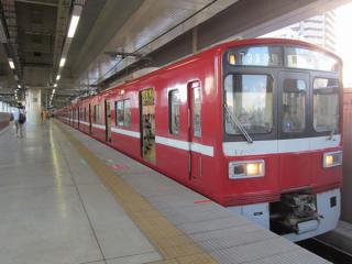 12両編成の列車はホーム品川方の端に詰めて停車するため、最前部は階段からかなり距離がある。
