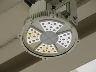 ホーム中央の天井に設置されているLED照明。