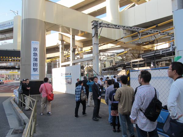 第一京浜側の駅出入口。頭上には2段重ねとなっている空港線の高架橋が横断する。