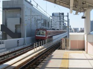 下り線は梅屋敷駅を出ると京急蒲田駅3回へ向けて急勾配で上昇する。