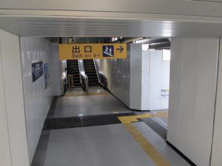 エスカレータ･階段は中2階までしか完成していない。