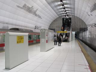 みなとみらい線元町・中華街駅。みなとみらい線は独特なデザインの駅が多い。