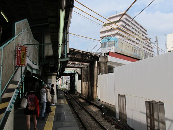 小田急線下北沢駅の上をまたぐ京王井の頭線