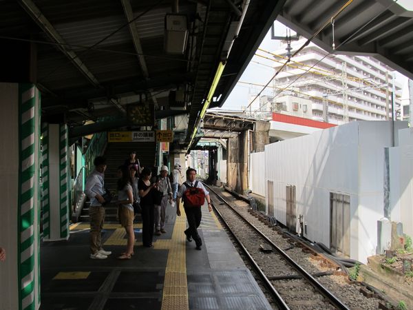 下北沢駅の小田急線下り線ホーム。ホームの新宿寄りを京王井の頭線がオーバークロスする。
