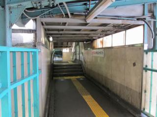 小田急線下りホームと京王井の頭線ホームの連絡階段。1段高くなっている部分から左に曲がると京王井の頭線ホーム渋谷方の端に出る。