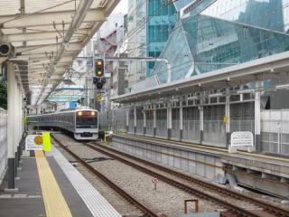 新宿方へ2両分のホーム延長が完了した南新宿駅