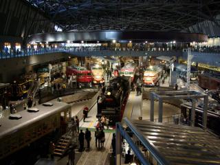 鉄道博物館の全景。手前は来館者が運転をしながら信号システムの仕組みが理解できるミニ列車。