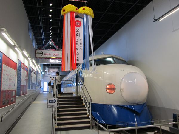展示室内部と展示されている新幹線0系先頭車（21形2号車）