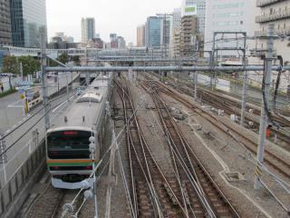 百反歩道橋から大崎駅構内を見下ろす。