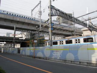 山手貨物線下り線に並行して大崎駅構内へ入る「構内専用」の送電線。