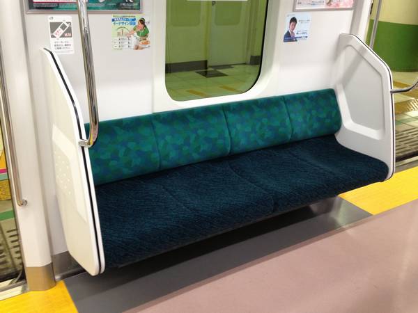 座席モケットは山手線E231系500番台に似た緑色系。