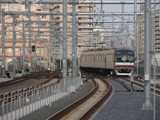 1・2番線ホームから池袋方を見る。東京メトロ10000系は下り緩行線（2番線）から急行線（1番線）に転線中。