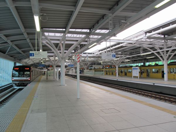 2面4線化が完成した石神井公園駅。左が今回使用を開始した1番線。