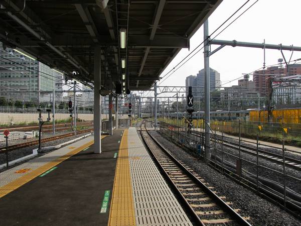 9・10番線ホーム端から横浜方面を見る。右の8番線は9番線のシーサス手前で合流。