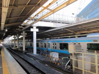 東海道線上り（2番線）・京浜東北線南行（3番線）上空にも作業台が設置された。