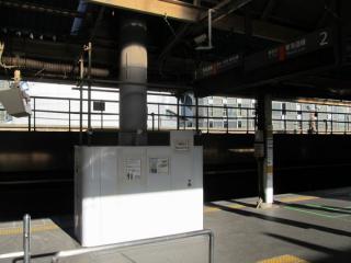 東海道線（1・2番線）ホームにも同様の支柱が設置された。