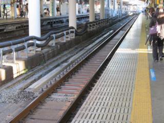工事桁が設置された京浜東北線南行（3番線）の線路。