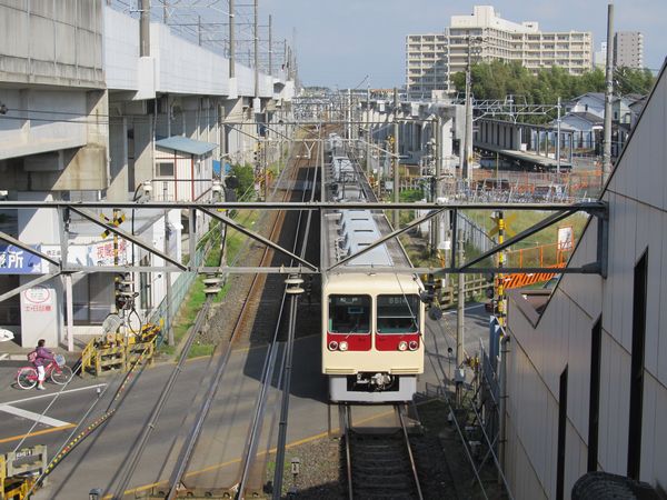 北初富駅の橋上駅舎から新鎌ケ谷駅方向を見る。左の高架橋は北総線。右奥に建設中の仮設ホームが見える。