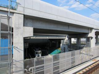 桁の架設が完了した東武野田線の交差部分。