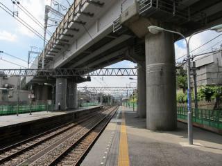 西谷駅ホームの海老名方。上を通るのは東海道新幹線。
