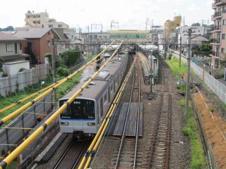 西谷駅の横浜方にある歩道橋から駅構内を見る。右の線路は使用停止となった上り待避線（4番線）。