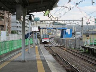 西谷駅ホームから横浜方面を見る。