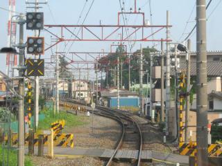 左にカーブしながら野田市駅に進入。