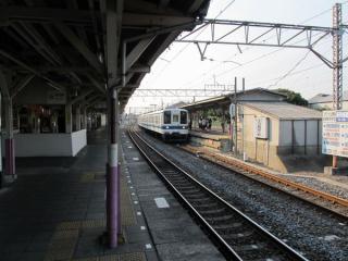 1番線（大宮方面行きホーム）から野田市駅構内を見渡す。ここも屋根は木製。