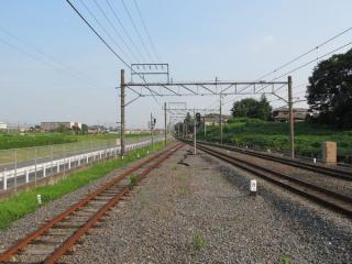 清水公園駅のホーム端から愛宕駅方面を見る。左の線路（3番線）は使用停止中。