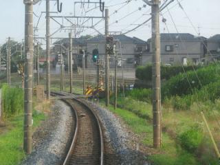 柏行き列車の前面展望。仮線用地は右側（西側）に用意されている。