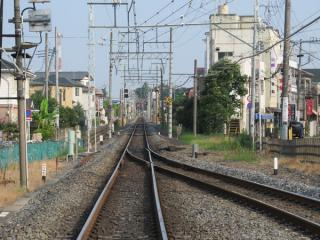 愛宕駅前の踏切から野田市駅方面を見る。遠方に見えるのが野田市駅の場内信号機。仮線用地は右側にある。