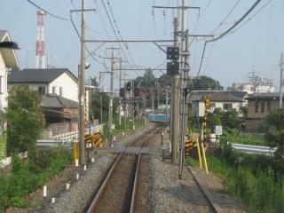野田市駅場内信号機付近で仮線用地は左側（東側）に移動する。