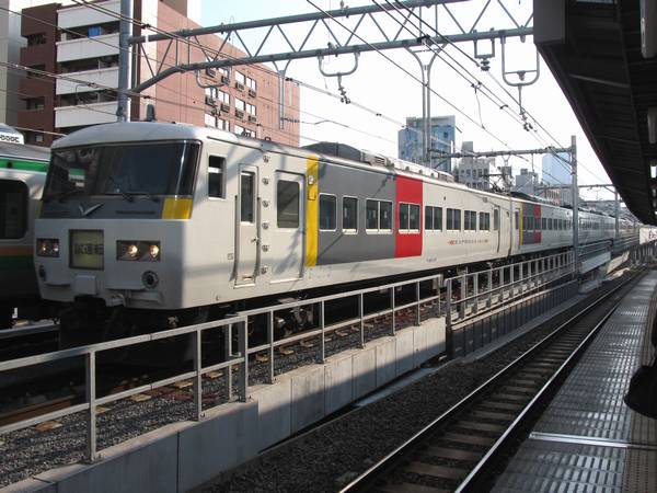 重層高架を下って秋葉原駅脇を通過する185系試運転列車