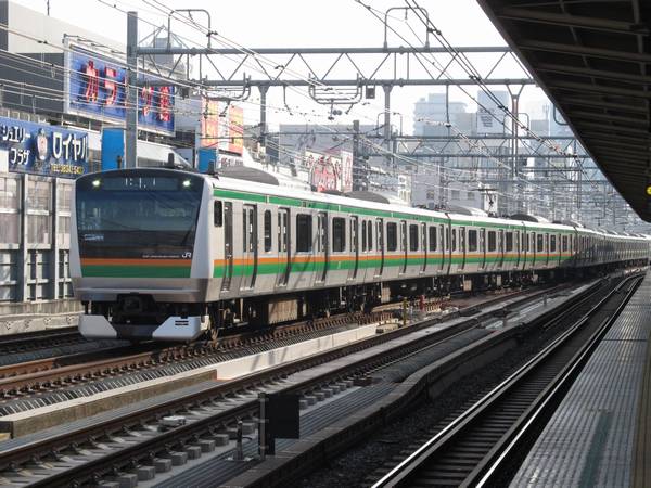 上野駅6～9番線到着列車は御徒町駅脇のポイントで転線する。