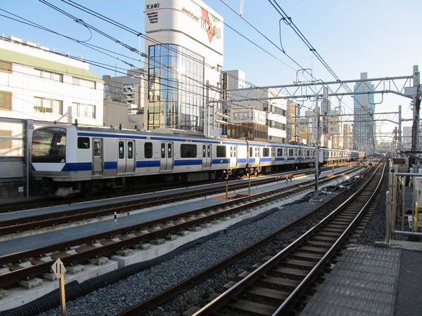 秋葉原駅付近にある留置線に出入りする列車は引き続き一番東側の線路を通る。