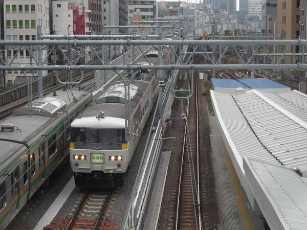 神田駅の二重高架区間から下ってきた上野東京ラインの185系試運転列車。