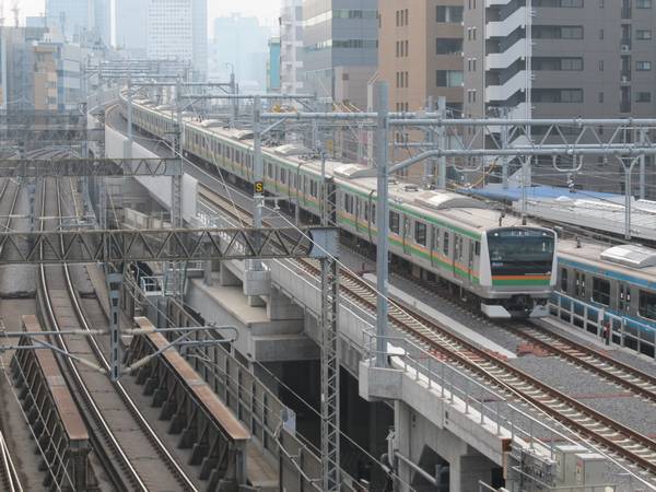 秋葉原駅付近を走る上野東京ラインの試運転列車。（E233系）
