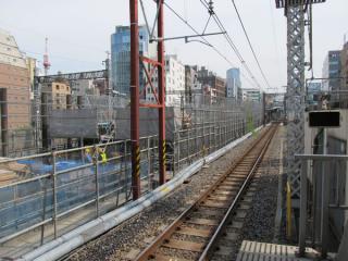 秋葉原駅脇で進む高架橋のかさ上げ工事。