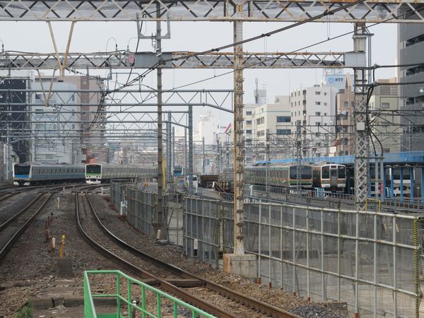 秋葉原駅のホーム端から御徒町駅方向を見る。中央の軌道のない部分が将来縦貫線になる。