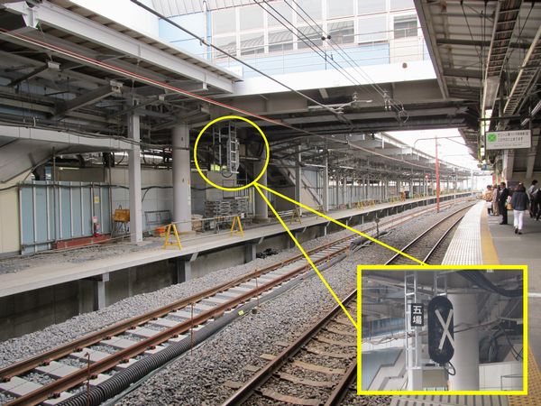 横須賀線ホーム13番線から軌道敷設中の12番線を見る。ホーム中央にはすでに第五場内信号機も設置済み。