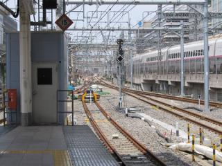 東京駅東海道線ホームの神田方で続く軌道の更新作業。