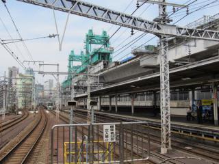 神田駅のホーム端から秋葉原駅方向を見る。